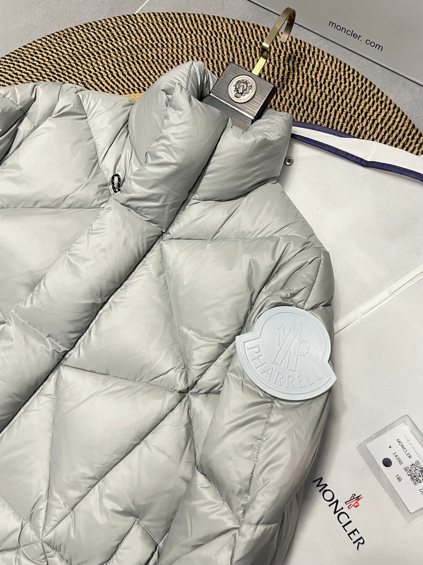 Moncler Pharrell Williams Series。 90 Moncler Genius ， Oak ， ， ， 。 ， 。 LOGO ， 。 Versatile ， ， 。 Size：1-5